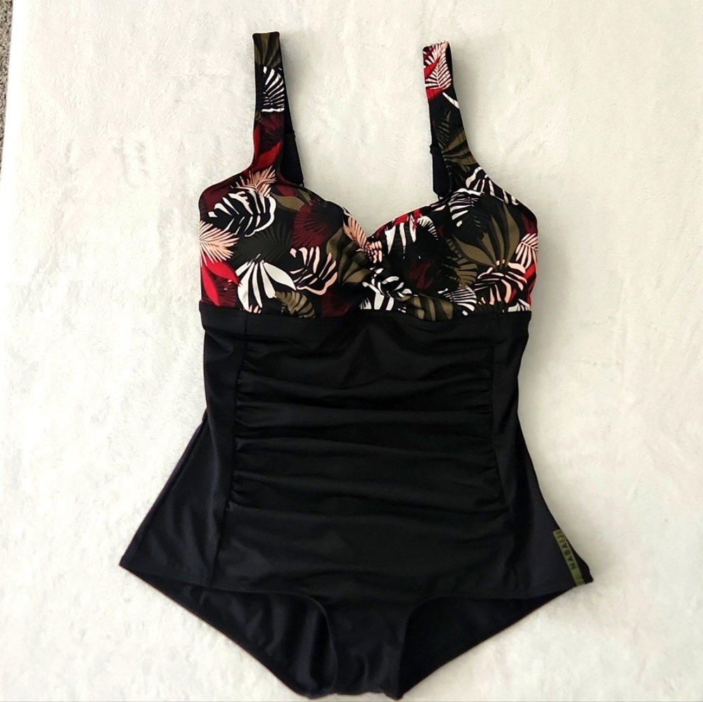 DECATHLON chlorine resistance swimsuit medium size, like new condition